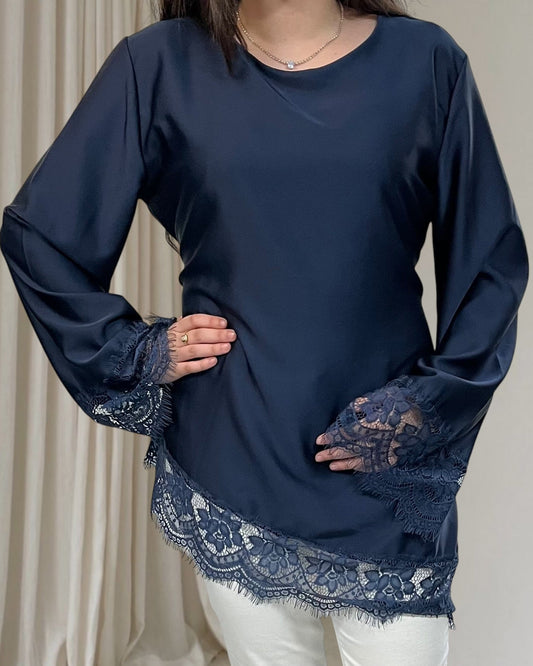 Tunique satinée et dentelle
