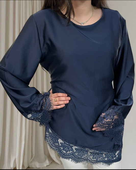 Tunique satinée et dentelle