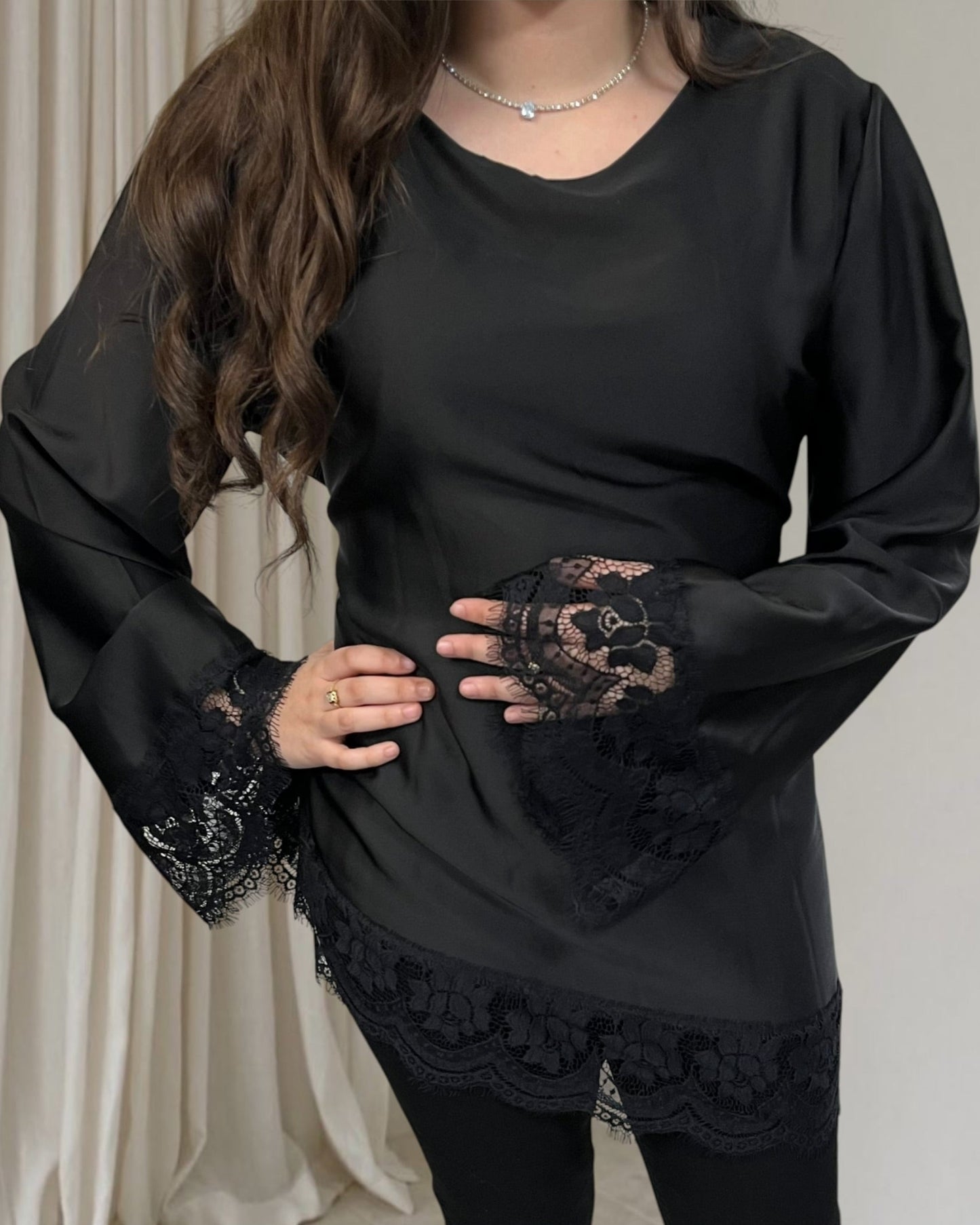 Tunique satinée et dentelle