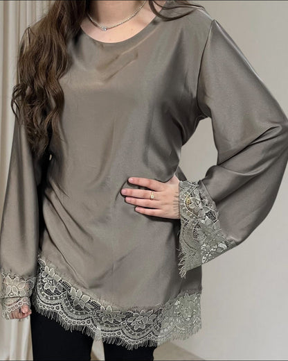 Tunique satinée et dentelle