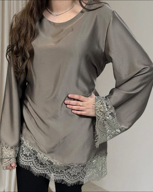 Tunique satinée et dentelle