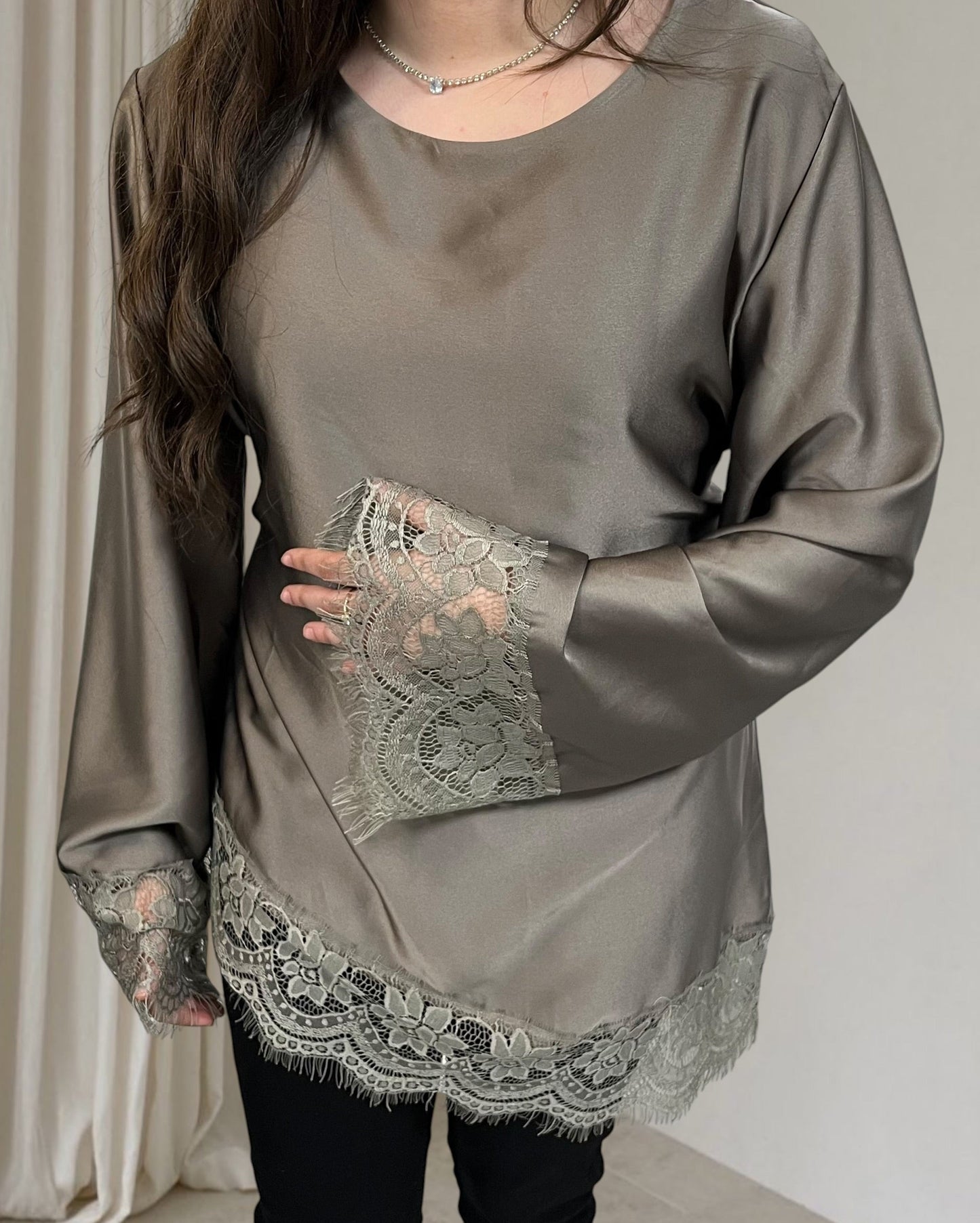 Tunique satinée et dentelle
