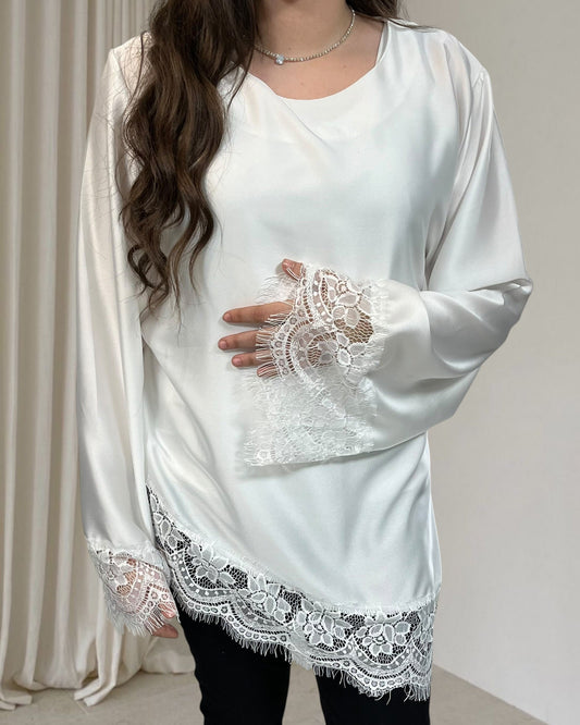 Tunique satinée et dentelle