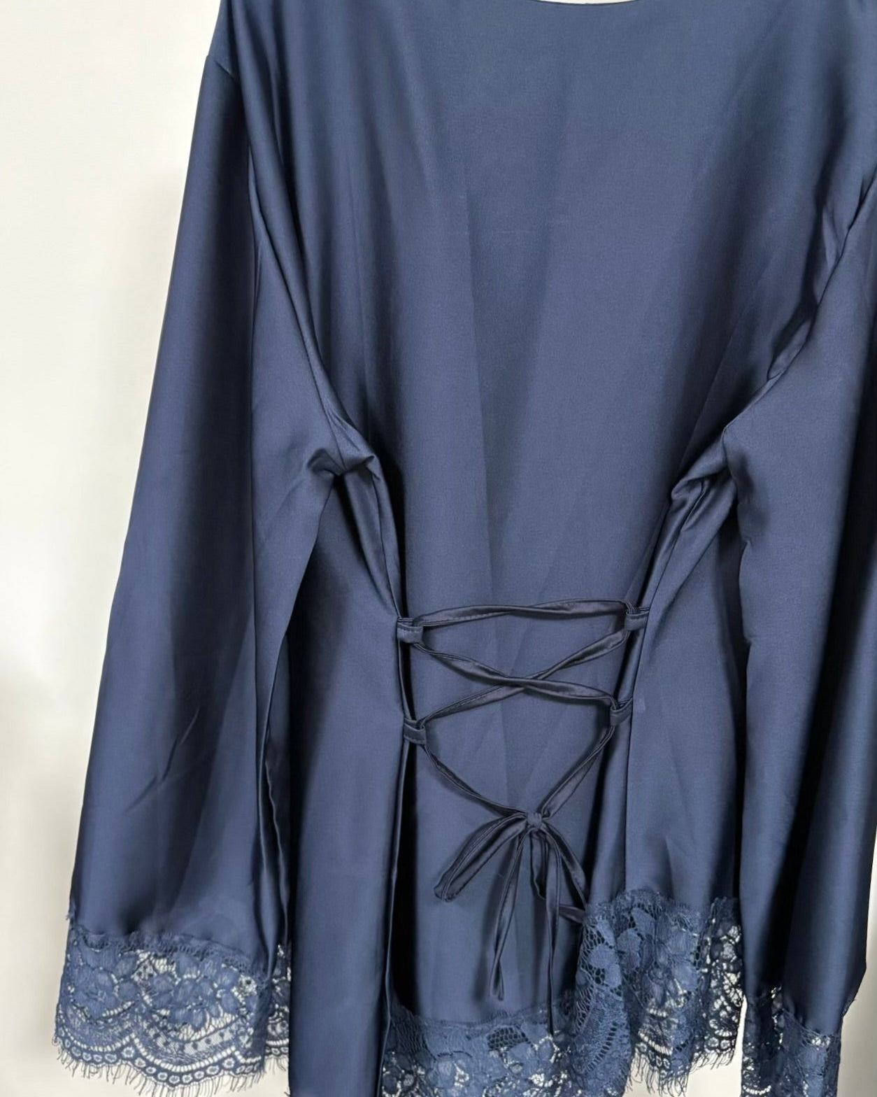 Tunique satinée et dentelle