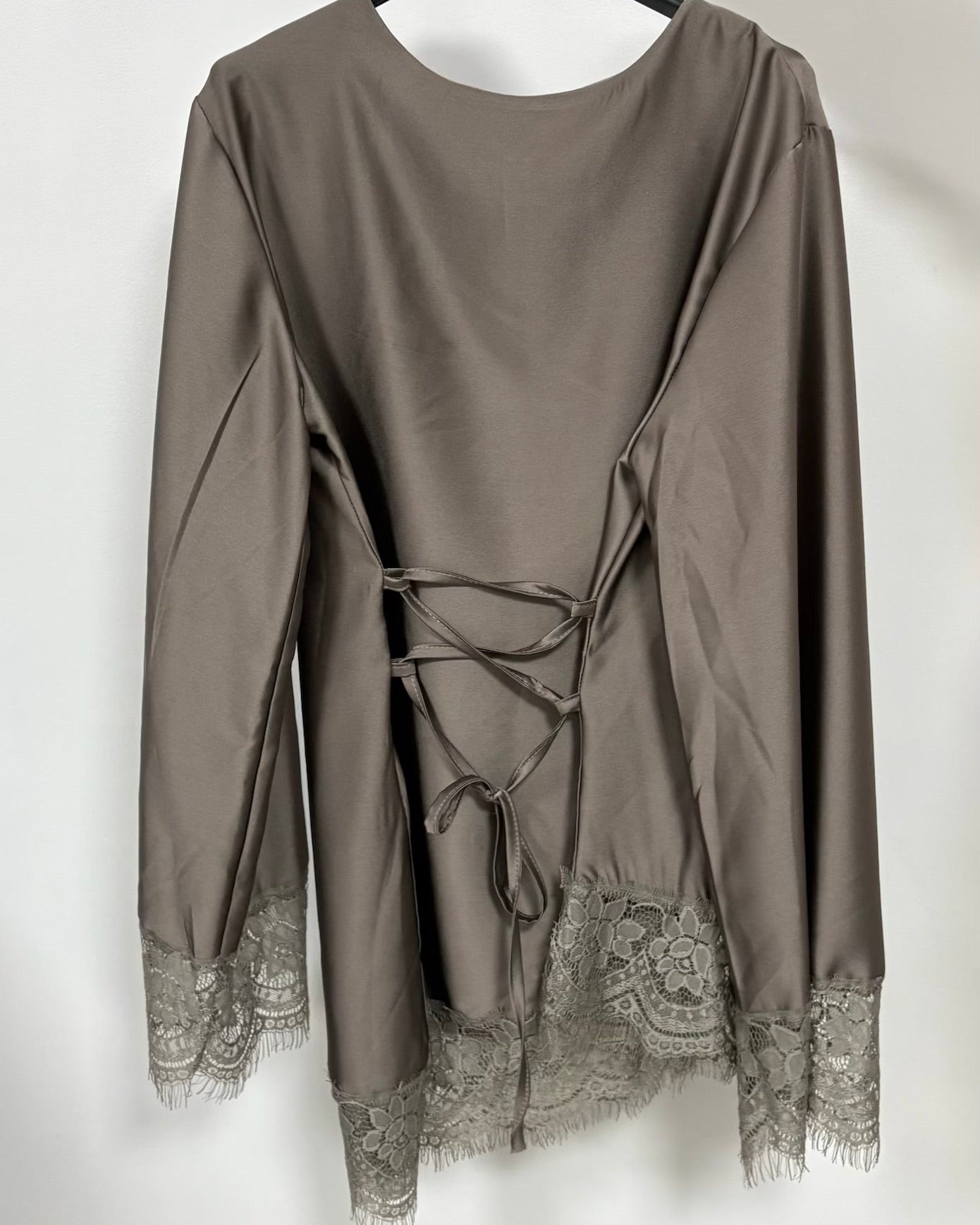 Tunique satinée et dentelle