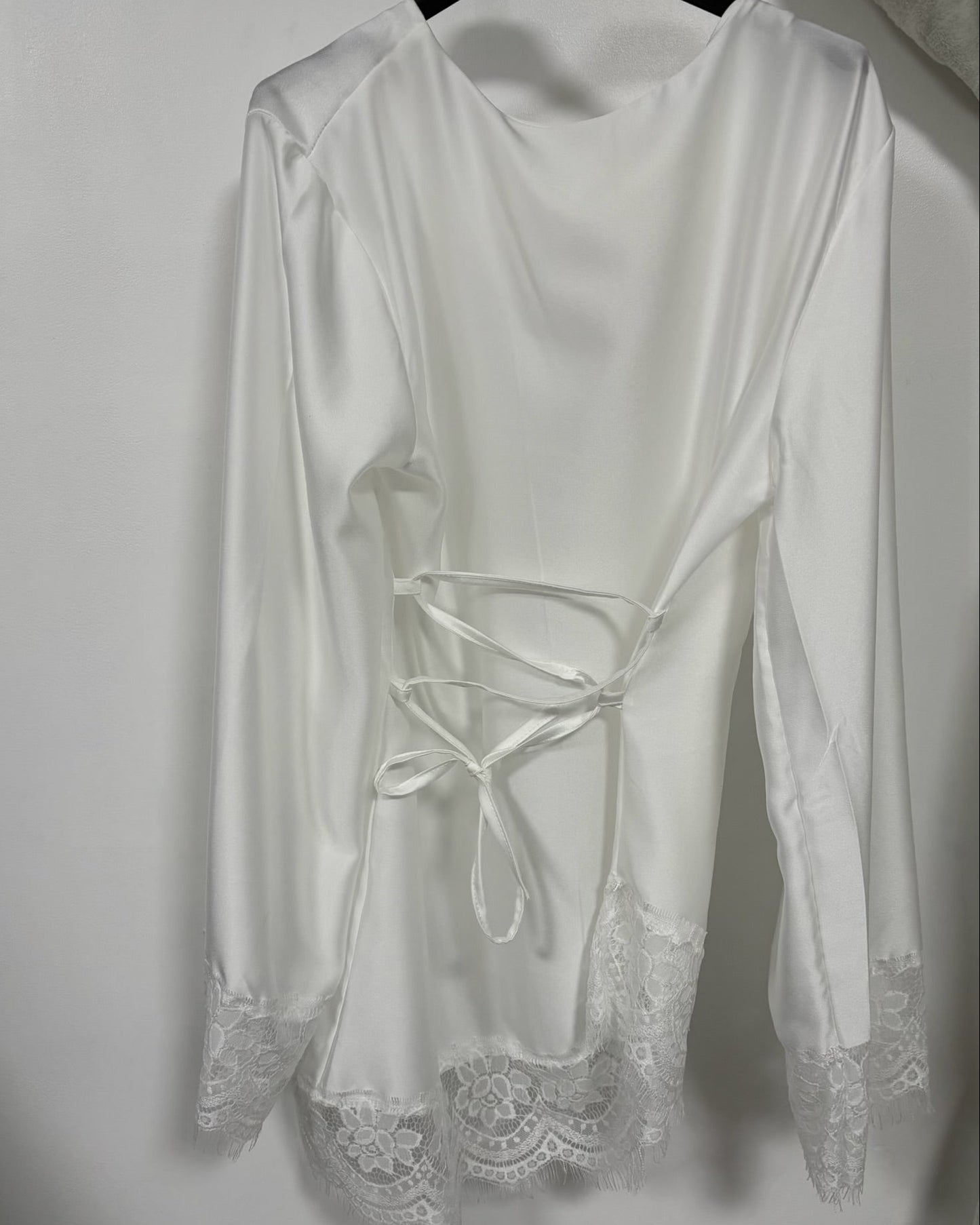 Tunique satinée et dentelle