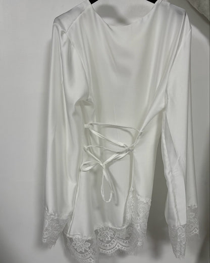 Tunique satinée et dentelle